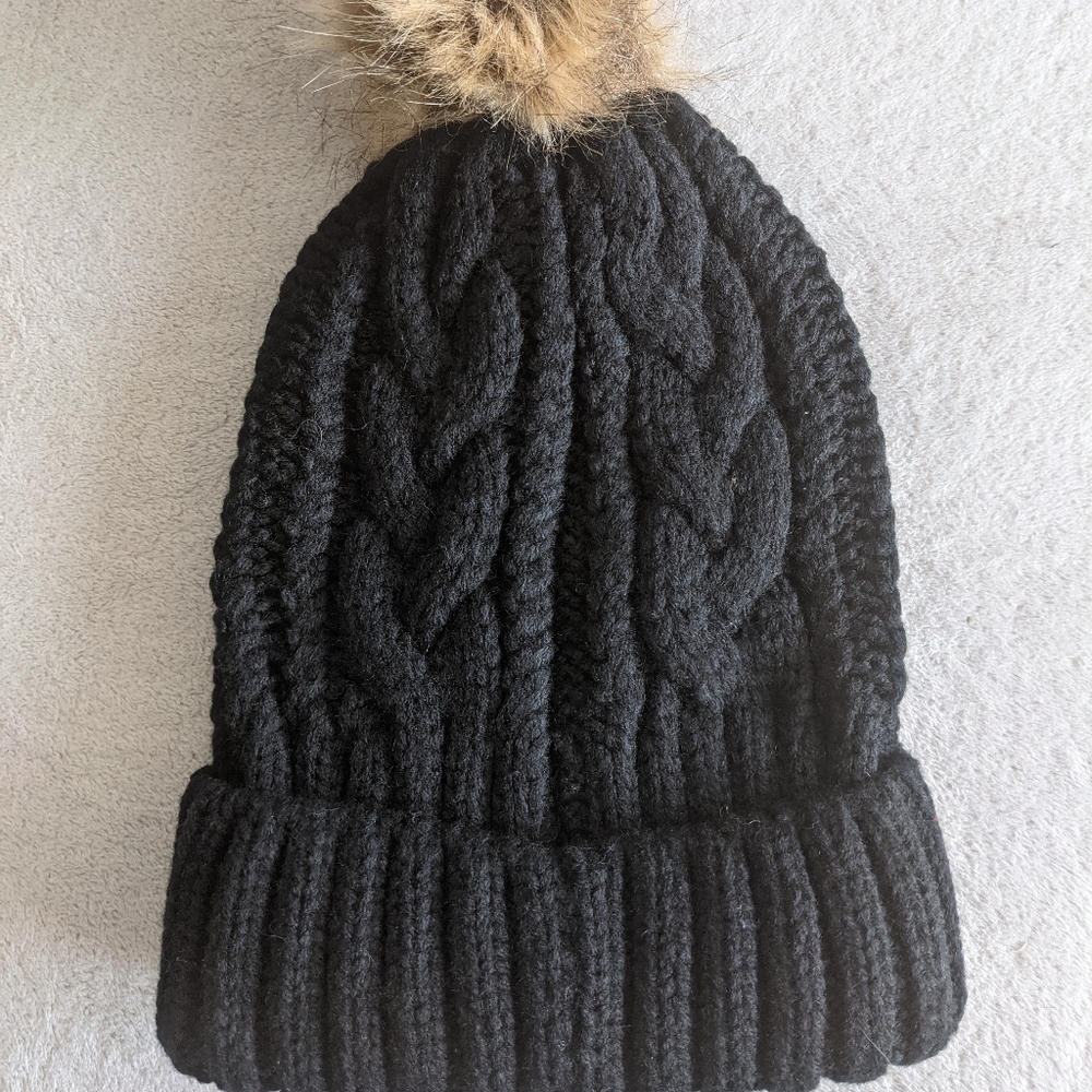 Pom pom black knit hat